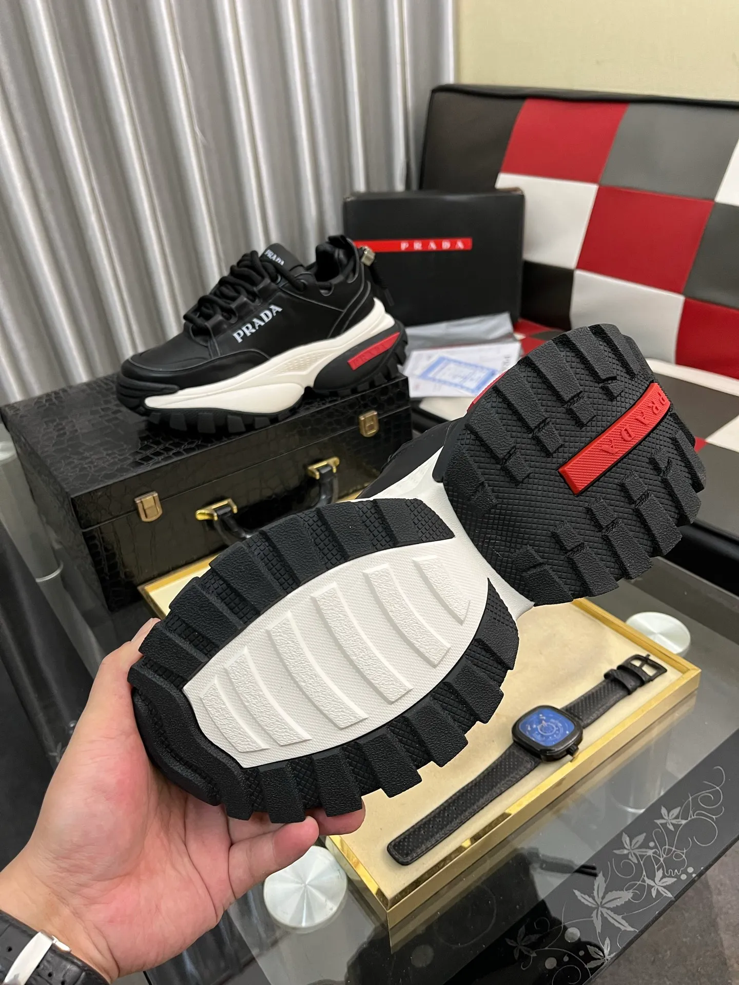 Men's shoes 💰: 800⌚️⌚️🔝High version The new PRADA (Prada) counters are launched simultaneously. The new men's shoes and 😘fabric are selected from first-layer cowhide and are made by pure handicrafts. Lining: Full cowhide lining. 👍🏿 High-end ☄️ air-cushion molded anti-slip rubber outsole, exquisite lines, simple and elegant, comfortable and high-end for leisure travel. Code number: 38 to 443️⃣Colors available